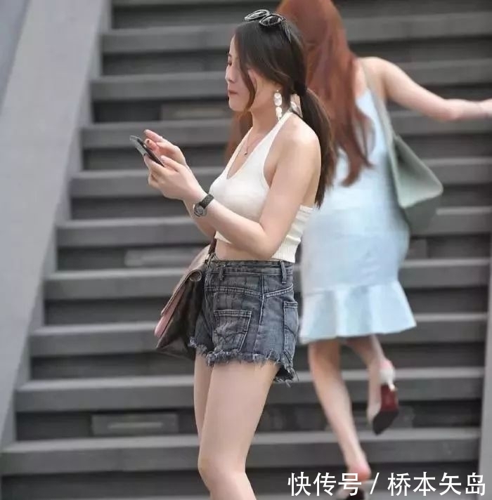 「风采」三里屯街拍:短裤受女孩青睐,穿搭出不一样的风采很有魅!
