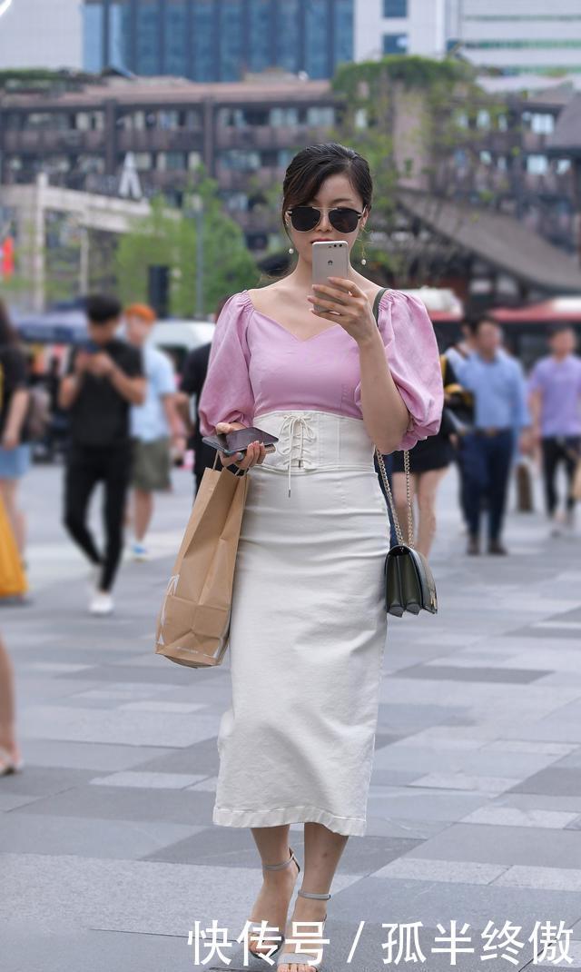 设计■路人街拍:美女穿着一件挂脖的连衣裙,看着十分清凉