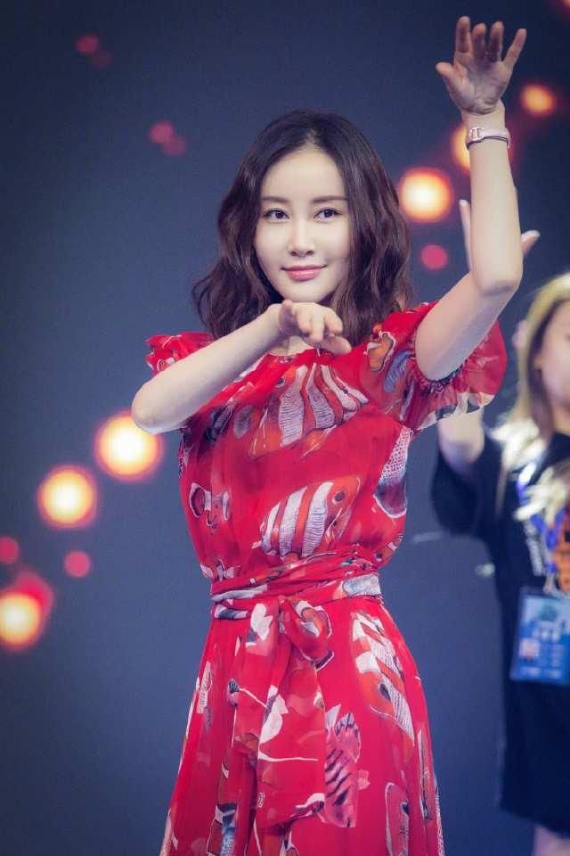 31岁舒畅再次惊艳众人，穿粉色长裙嫩到飞起，仍是初恋模样!