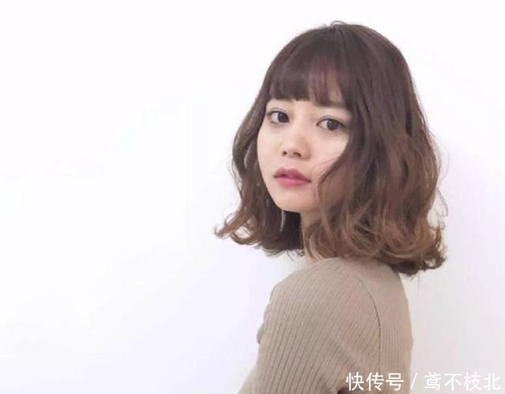  『女生』今年很流行“蓬松烫”发型，最适合圆脸方脸女生，散发个人魅力！