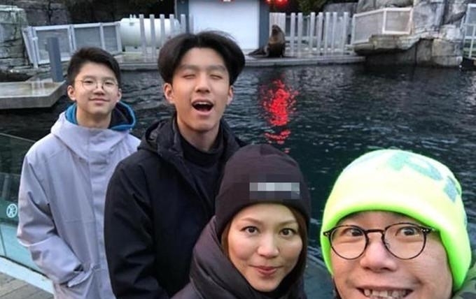 林晓峰■林晓峰43岁妻子近照,染金发气质好,夫妻结婚10多年却买不起房子