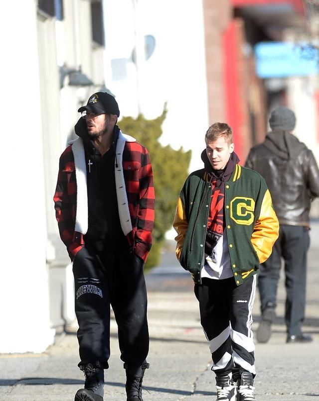 #Justin#Justin Bieber穿绿色棒球夹克惹眼,气质如高中生,青春帅气
