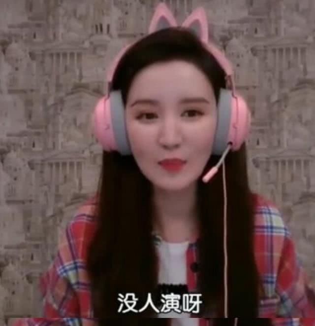  冷落：张萌一家三口罕见露面，夫妻俩当街拥抱，旁边的女儿受到冷落