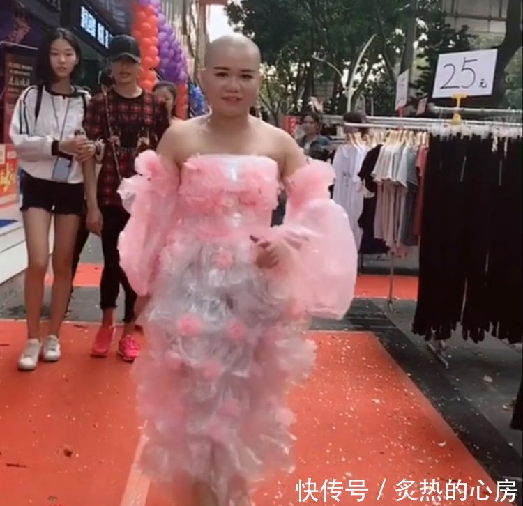 女子剃光头穿着“塑料袋”在街上走秀，得知她真实目的，真辣眼睛