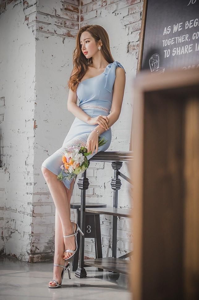 丰满美女穿紧身包臀短裙，高跟美腿前凸后翘拍性感写真！