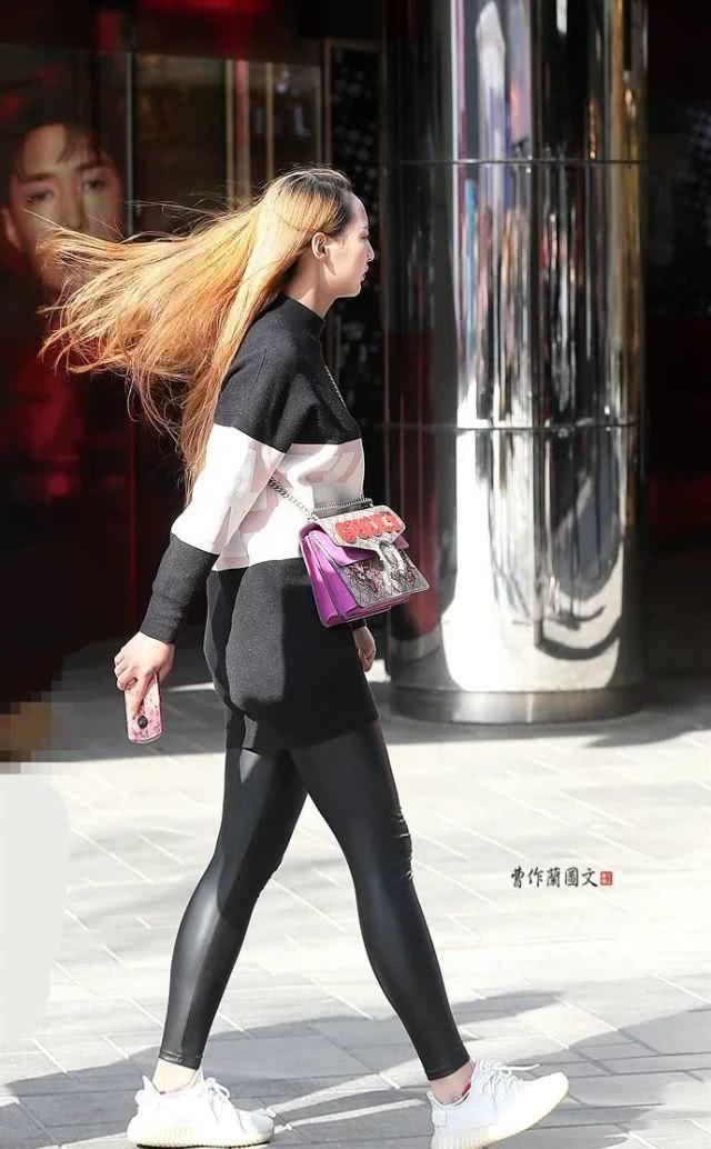  #漂亮#时尚街拍：用紧身皮裤配搭初春的漂亮美女