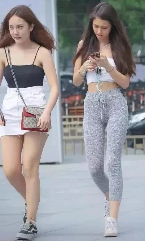 气质小姐姐健美好身材，运动紧身裤大秀紧绷好身材，就喜欢小粗腿