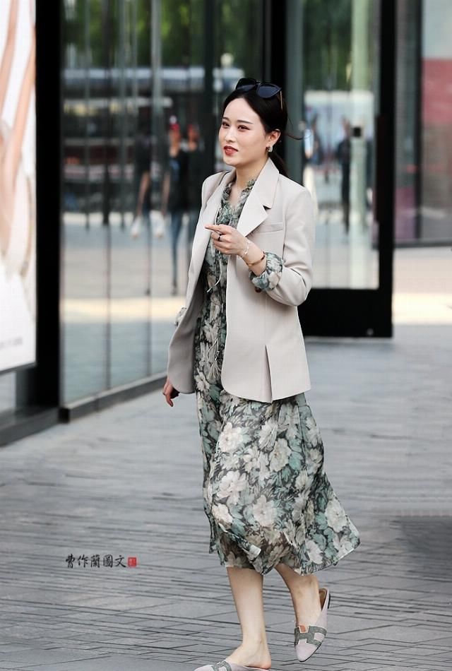  连衣裙■街拍：美女简单又美丽，就穿连衣裙
