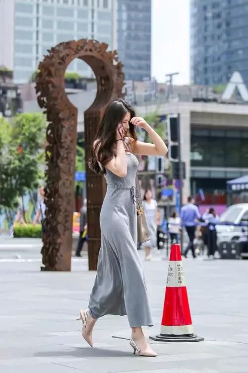 修身连衣裙穿出好身材，很有视感美