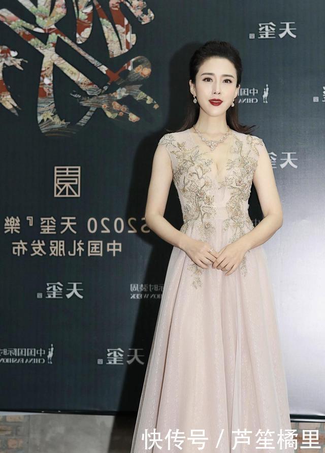#舒适#路人街拍,美女灰色瑜伽裤搭配舒适的长袖,很迷人