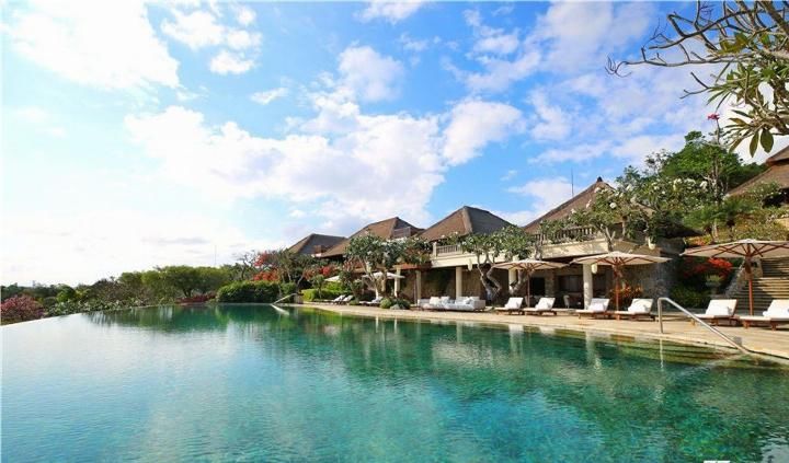 中国巨婴式游客的中国式旅游, 人人一个大单反, 外国游客只拿手机