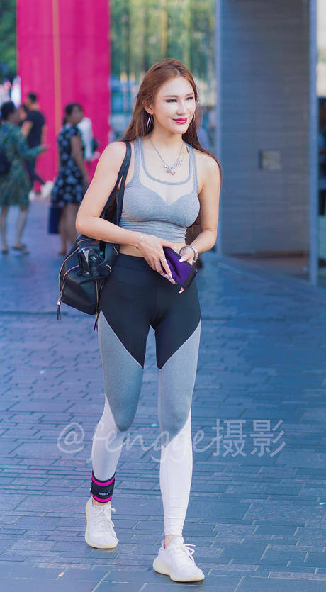 街拍: 穿紧身瑜伽裤的小美女, 身材真棒, 好像还是个小明星呢