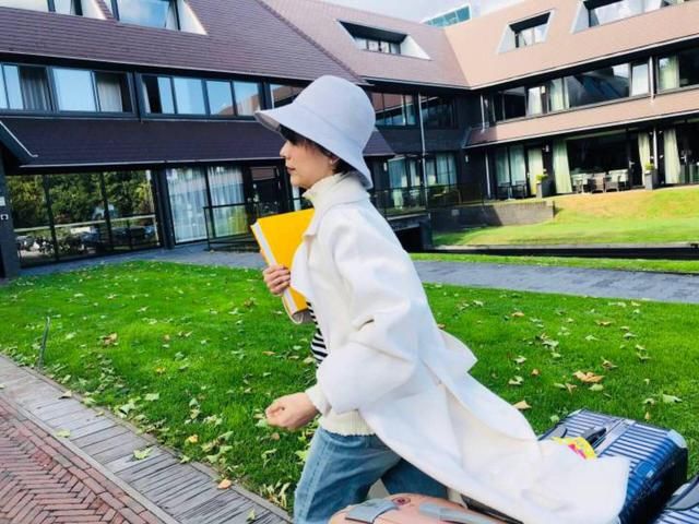 这才是海清，出门都不忘学习，分分钟化身学霸的节奏！