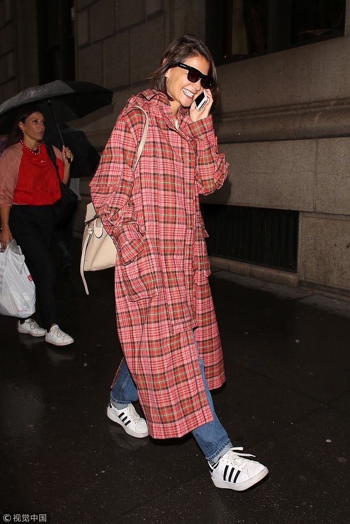 “前阿汤嫂”赫尔姆斯穿格子风衣启动秋天模式 笑容甜蜜似与男友