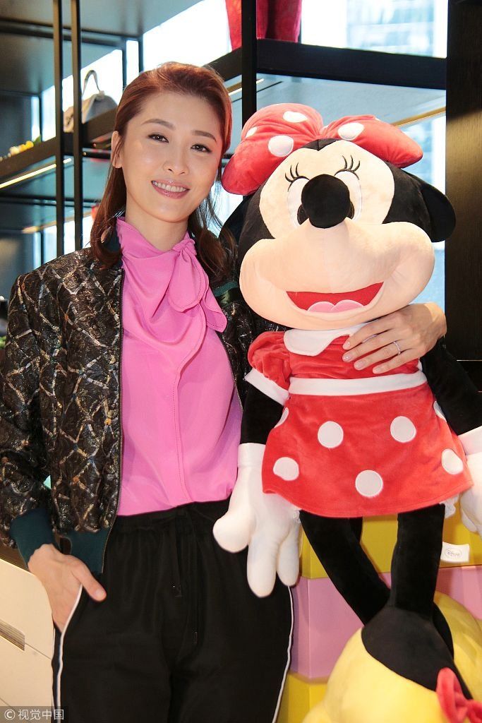 周丽淇与米妮玩偶合影比萌 穿粉嫩衬衣灿笑如花