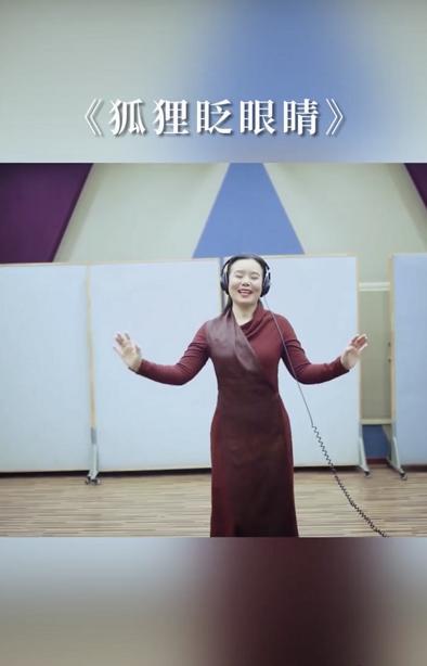  #暗红色#再被龚琳娜新歌洗脑，穿“无痕裙”真能扭，勒这么紧仍没一丝赘肉