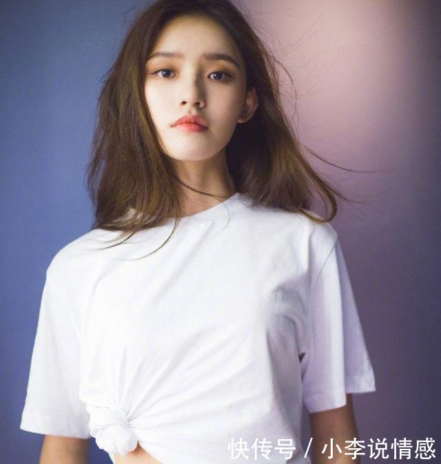 林允减肥至92斤，衣角打结故意炫腹，网友却说一看就是饿出来的