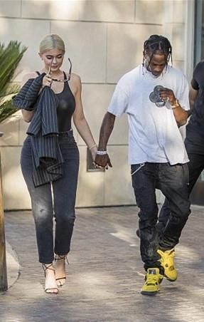 卡戴珊小妹穿乳胶运动衫上街,肩膀带子被勒成一条线是怎么回事