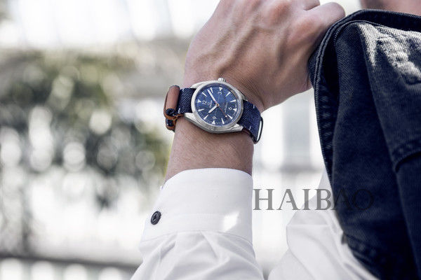 蓝色丹宁，致敬经典--欧米茄 (Omega) 发布全新铁霸至臻天文台表