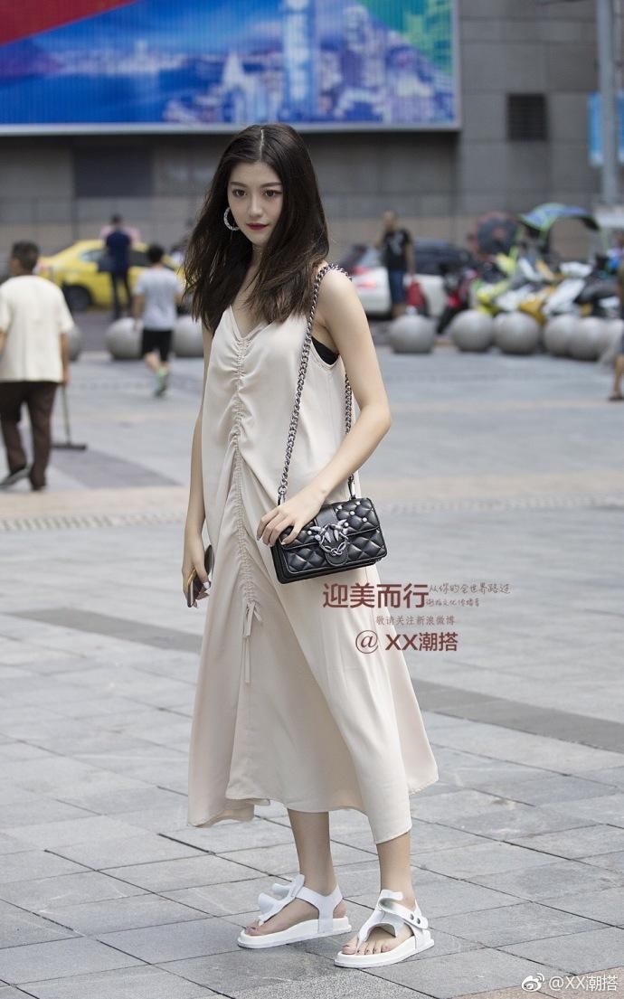 街拍:清丽的长裙，治愈系笑容，小姐姐的美精致而优雅