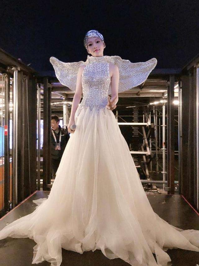 张韶涵终于开窍了!穿蓝色长裙美成这样,网友:一般人穿不出效果