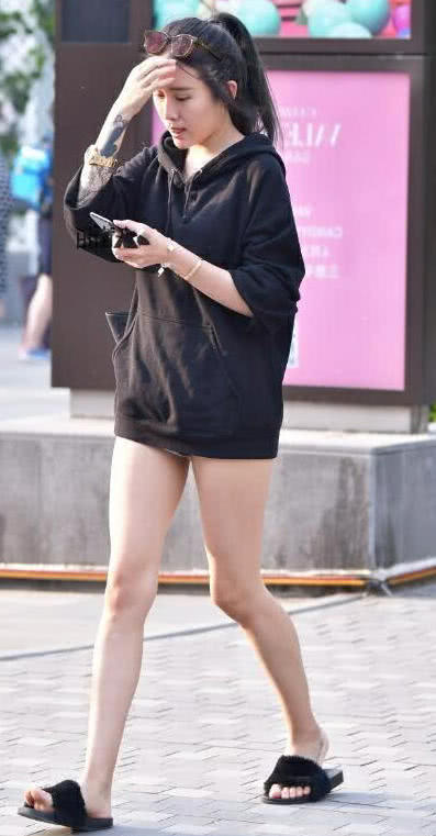 霸气范小姐姐上演下体消失，宽大的卫衣加上纹身像是两种风格