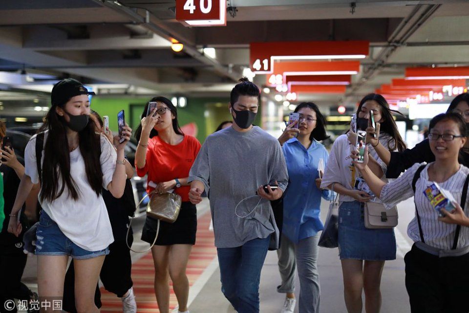 大型“追”星现场！陈学冬梳小辫儿潮范儿十足 穿单薄灰T胸肌轮廓