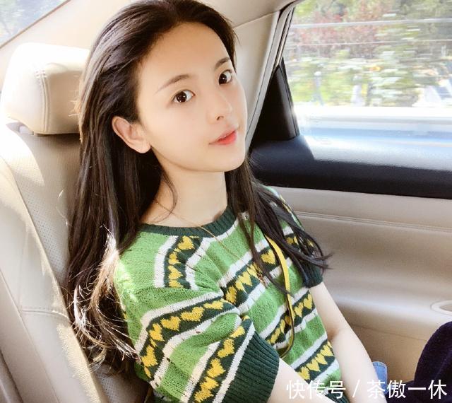 搭配黑色■22岁关晓彤穿衣也太粗心了!穿裙子露出打底裤,幸好有颜值在撑场