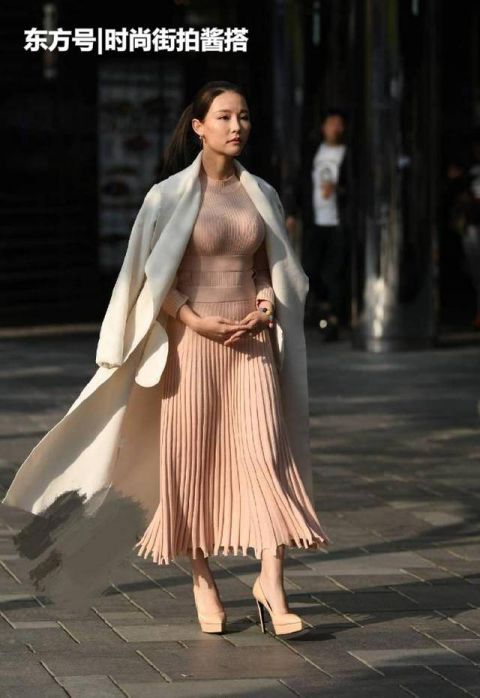  传说|这是什么打扮？长裙披个白色大衣，是传说中的“大姐大”？