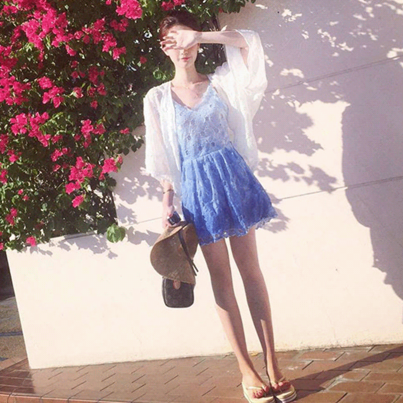 自带凉爽效果的吊带裙在八月很受欢迎，凸显窈窕身材，动人心弦