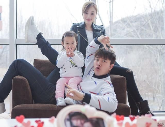 面对路人食言，贾乃亮只好发微博澄清所有事情，众网友表示祝福！