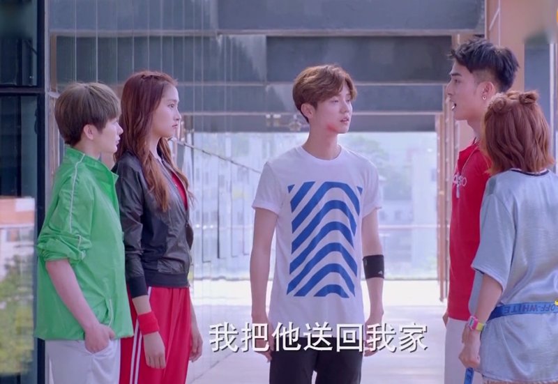 《甜蜜暴击》中关晓彤的6套衣服，图2土气，图3时尚，图6迷倒鹿晗