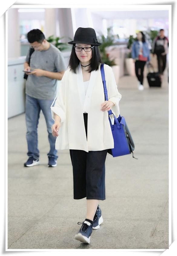 47岁杨钰莹嫩出天际!一条白色纱裙满屏仙气,网友:只有17岁吧!