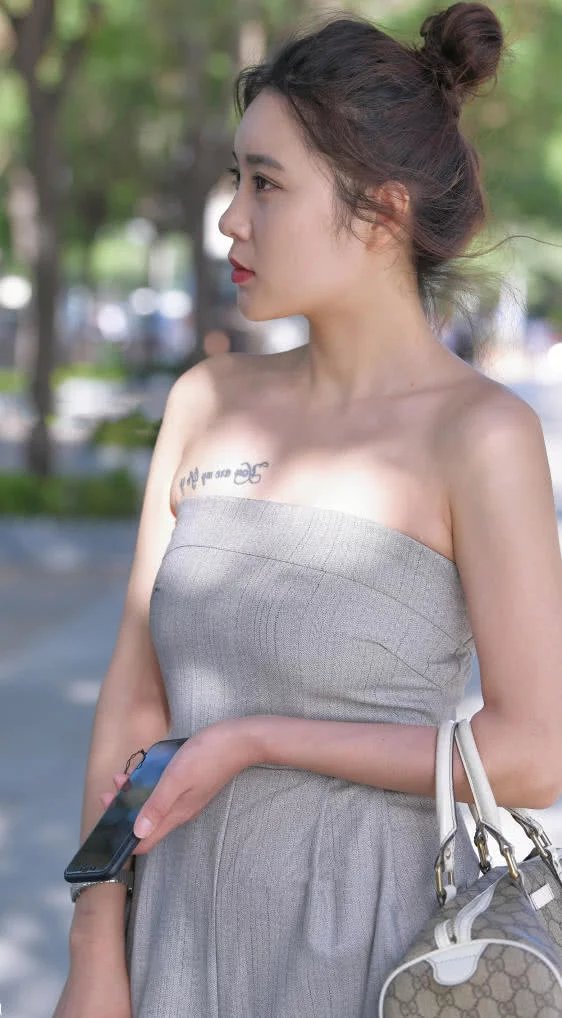 婴儿肥小姐姐束胸连衣裙勒的喘不过气,肥而不腻,回眸一笑迷倒一