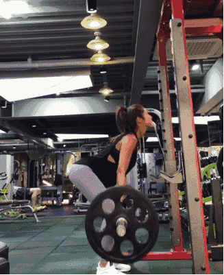 她婚姻失败不幸流产,42岁逆袭成马甲线女神,和小鲜肉谈恋爱!