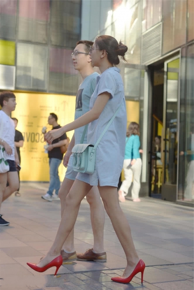 短袖■路人街拍,美女身上穿了一件浅色的短袖,非常洋气