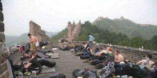 说中国游客没素质？那这些外国游客的行为，才是真丢人！