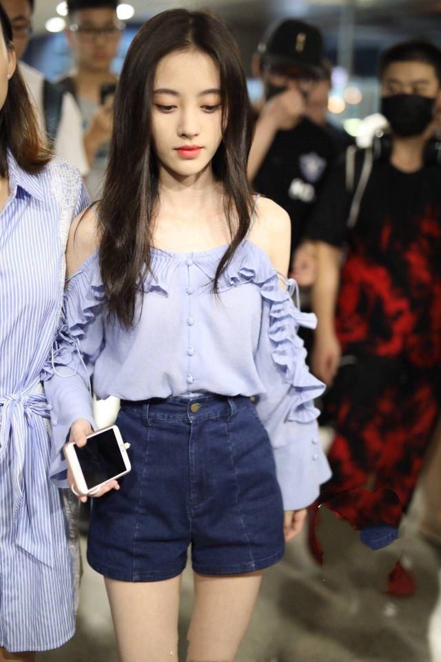 鞠婧祎露香肩美腿，娇小可人，妆容精致！