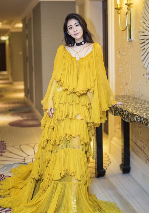 张碧晨也太壕了吧，居然在裤子上贴了一块大金片，有钱就是任性！