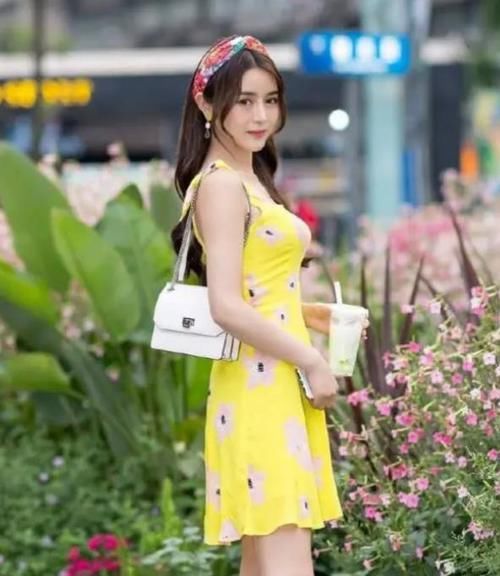  【小姐姐】潮范儿女神来了，街拍：肤白貌美的美女，一条黑色的连衣裙，时尚美丽大方气质