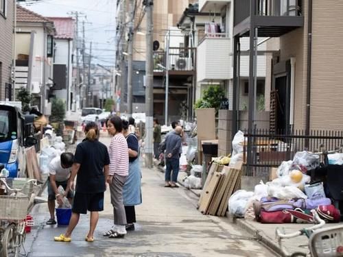  「灾民」超强台风过后日本灾民排队扔垃圾：严格分类，码放整齐