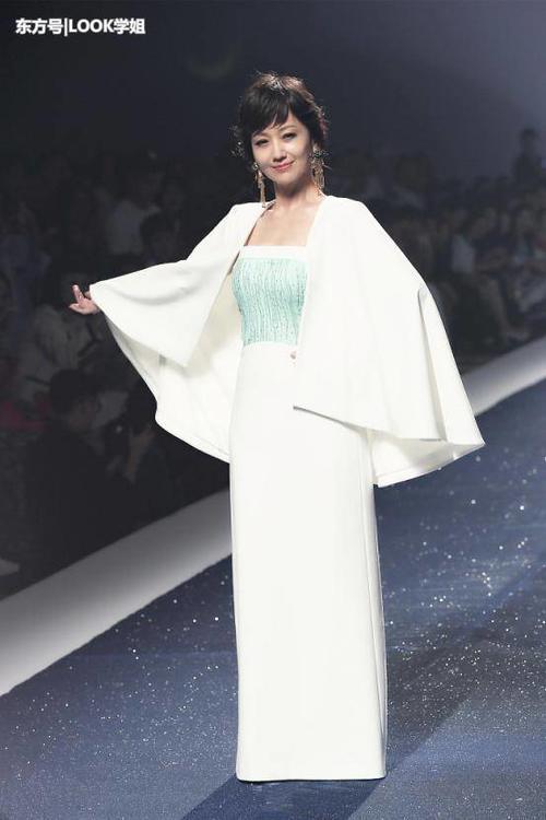 64岁赵雅芝风采不减当年，抹胸裙减龄40岁，网友：美翻了