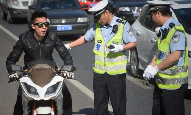 高速收费站：再过二十七天，摩托上高速政策落地，费用标准了解下