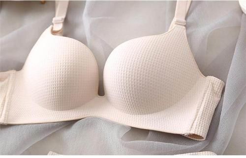 薄款透彻的衣服要穿什么内衣,才不会让这个夏季成为尴尬!