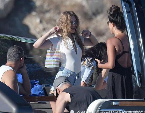 超模吉吉·哈迪德游艇度假，牛仔热裤展示大美腿，背影很炫目