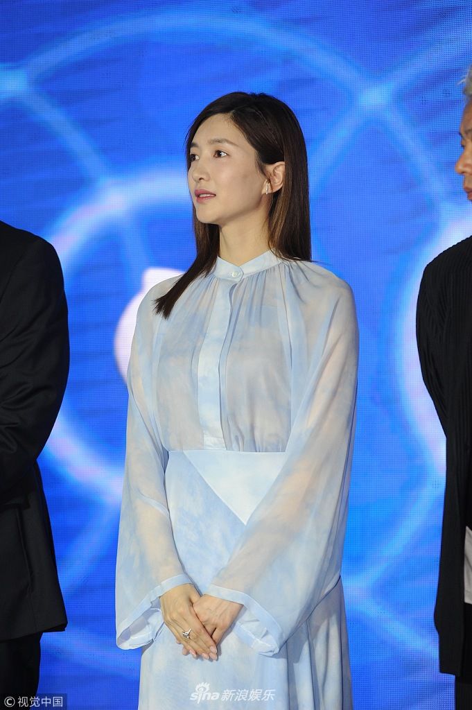 江疏影蓝色透视长裙仙气飘飘 优雅恬静淑女范儿