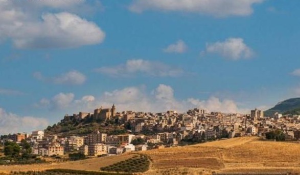 西西里小镇人丁碉零，大量独立别墅只售1欧元