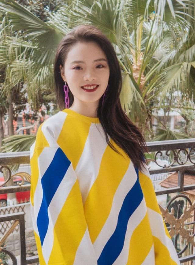  #传统#时尚潮流女孩在穿衣搭配上别具一格，把时尚潮流原素加进传统服饰上，很引人注意
