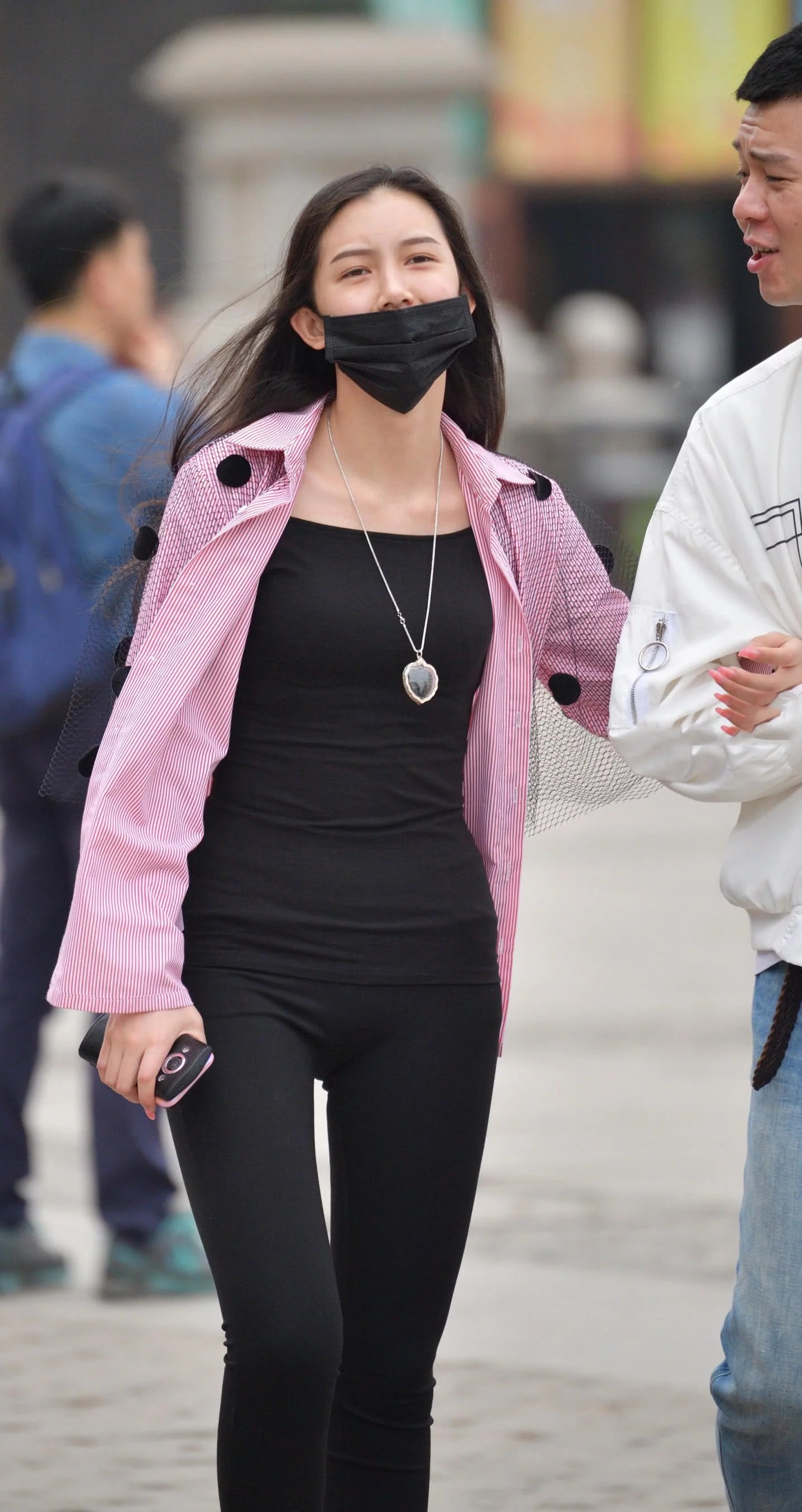 气质小姐姐黑色紧身裤勾勒柔美曲线，口罩都遮不住她的笑容