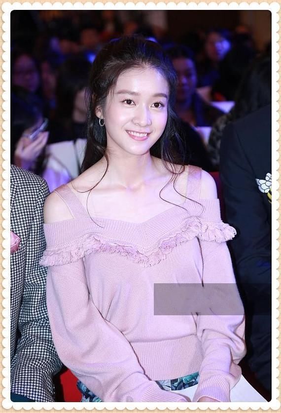 当39岁陈乔恩穿粉色针织衫撞上21岁张雪迎，才知道什么是真正扮嫩